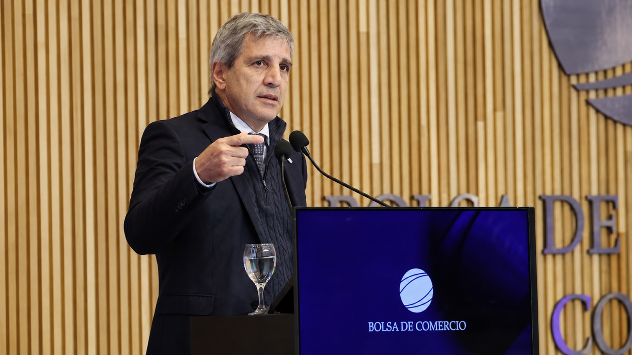 Toto Caputo pide permiso en el Presupuesto 2027 para emitir deuda en dólares