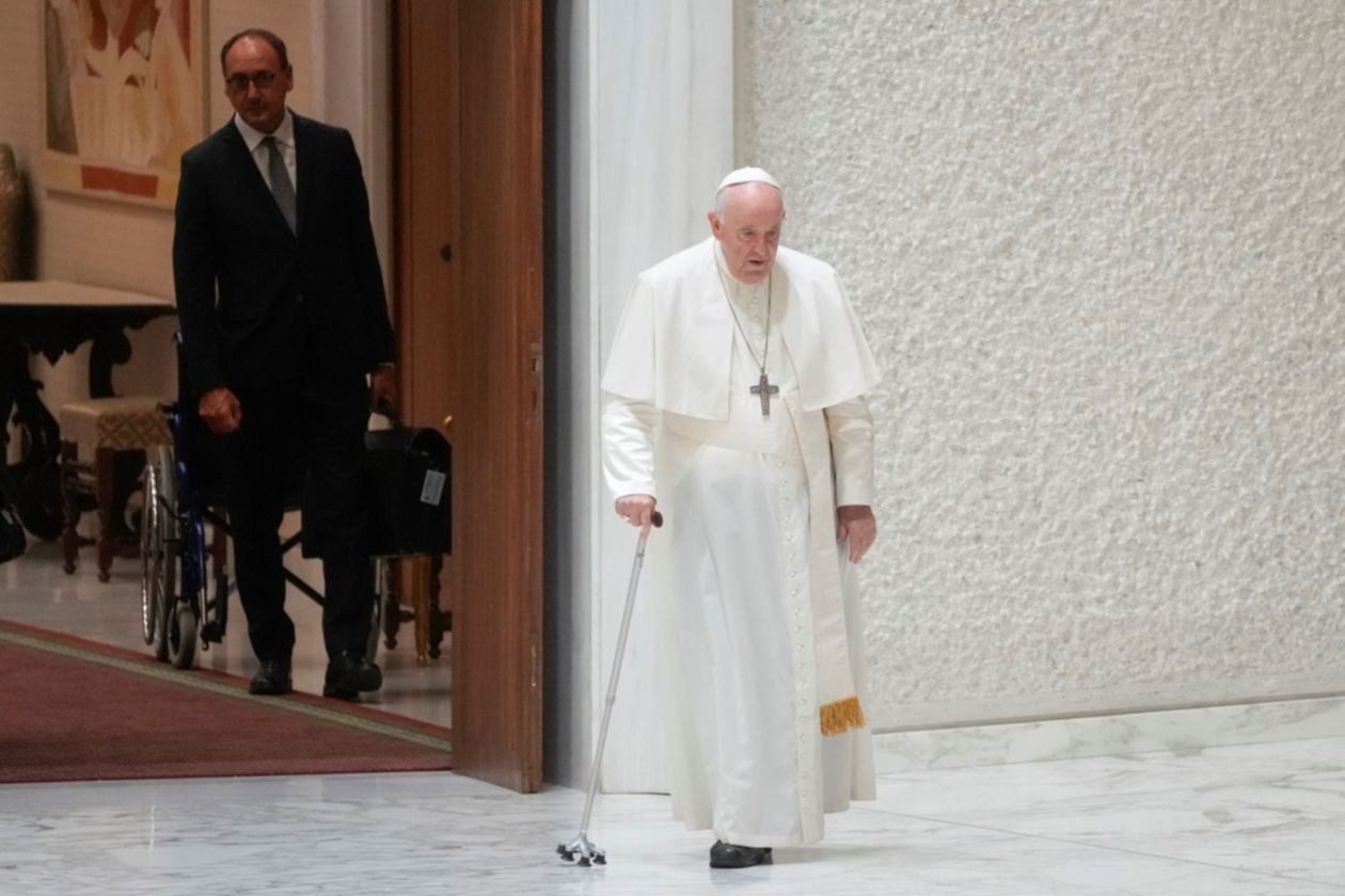 Francisco apoyado con un bastón bajo la mirada de su enfermero personal - El papa Francisco se moviliza en silla de ruedad