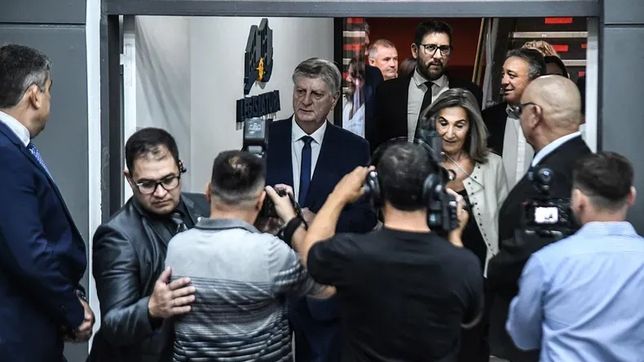 El gobernador de La Pampa Sergio Ziliotto en la Legislatura, rodeado de la escudería vernista: Daniel Lovera, Hernán Pérez Araujo, Alicia Mayoral. FOTO: www.radiokermes.com