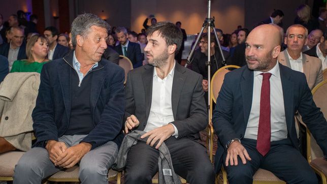 Ignacio Torres, gobernador de Chubut, junto a representantes de la UE.
