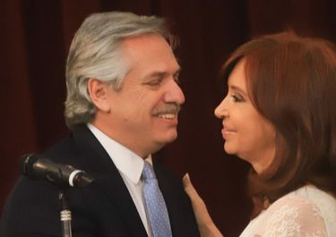 Fernández, CFK y una tregua que no frena la balacera