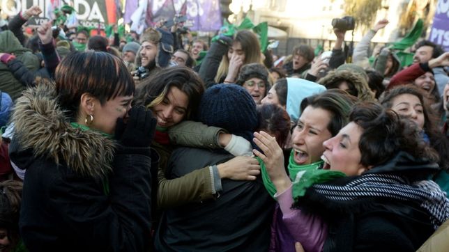 en la plaza congreso, una multitud festejo la aprobacion del aborto legal