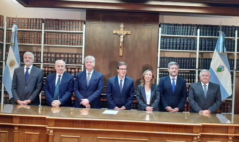 El STJ de La Pampa junto al gobernador Ziliotto y el procurador general, Mario Bongianino.