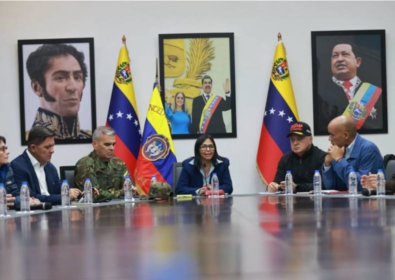 Delcy Rodríguez flanqueda por el líder del ala militar chavista, Diosdado Cabello, y el ministro de Defensa, Padrino Rodríguez.
