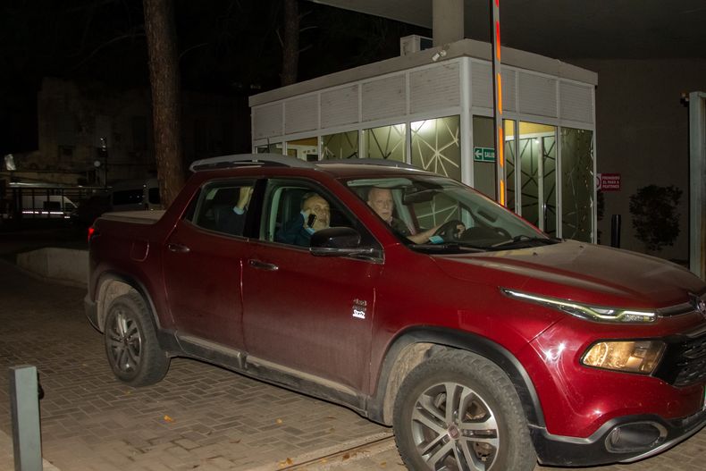 Después de las 22.30 Lewandowski se retira de Casa de Gobierno junto con el senador Miguel Rabbia. Foto: Allin Producciones