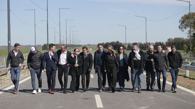 Axel Kicillof con intendentes en la Autopista Presidente Peron 