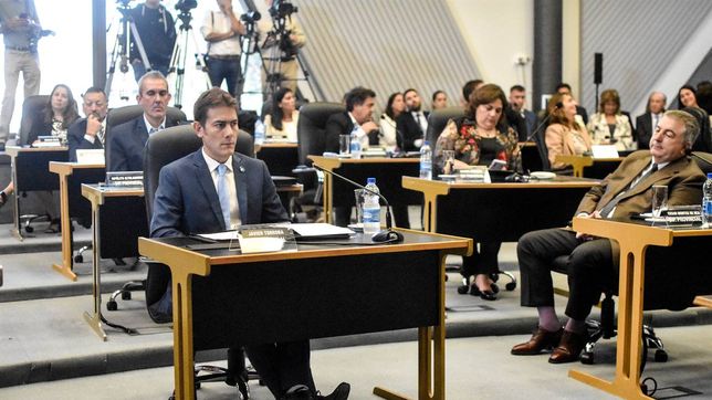 Enemigos íntimos. A la izquierda de la foto, el bloque de la UCR de La Pampa: adelante, Javier Torroba, detrás de él Poli Altolaguirre. Enfrentados por Medanito. FOTO: www.radiokermes.com