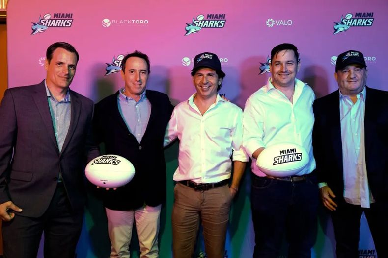 Marcos Galperin junto a los socios de la franquicia de rugby