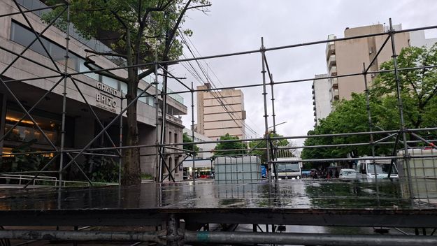 El escenario de Fuerza Patria en pleno montaje en el centro de La Plata  El escenario de Fuerza Patria en pleno montaje en el centro de La Plata