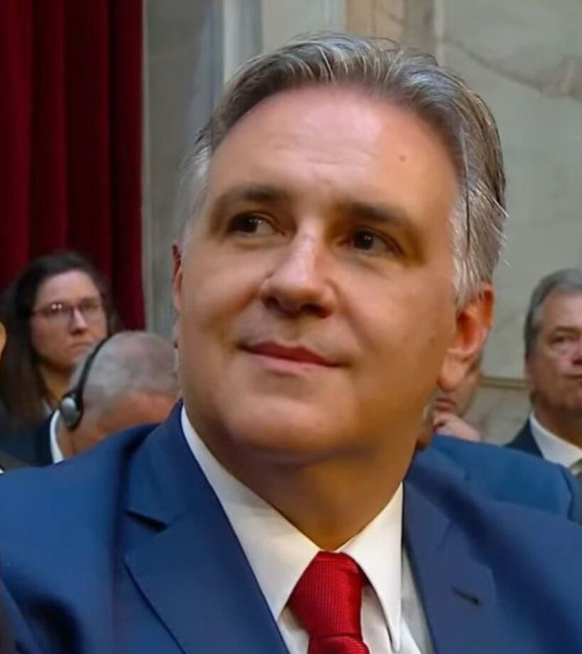 Martín Llaryora ve a Javier Milei con pies de barro