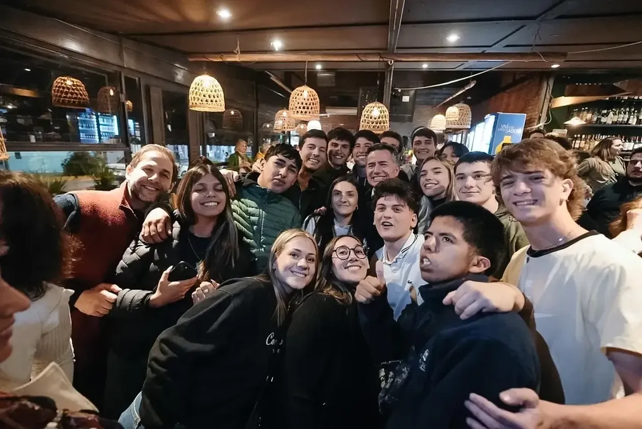 Gabriel Bornoroni, junto a la juventud, en un recorrido por Río Cuarto.