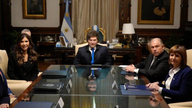 Javier Milei, junto a la secretaria de Seguridad de Donald Trump.