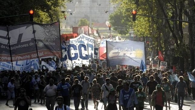 las organizaciones sociales se movilizan contra el ajuste de macri