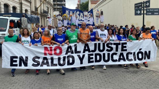 Movilización de los gremios docentes de Santa Fe contra la política salarial de Maximiliano Pullaro.