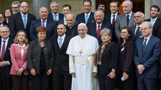 El papa Francisco con algunos miembros de la legión argentina que asesoran a León XIV