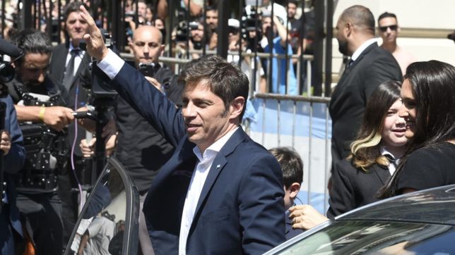 el gobernador y su librito: kicillof reivindica su gestion y relanza su plan 2027