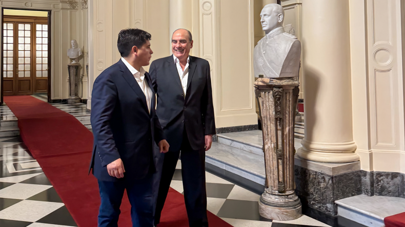 Claudio VIdal y Guillermo Francos caminando por la galer&iacute;a de los bustos presidenciales en la Casa Rosada.&nbsp;