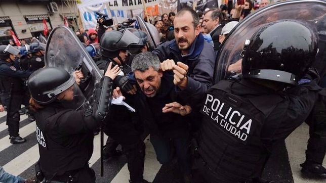 la policia intento dispersar con gases lacrimogenos a los despedidos de pepsico