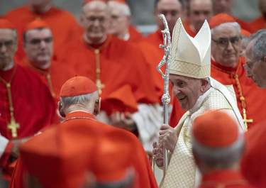 Jorge Bergoglio con cardenales que aspiran a ocupar su lugar.