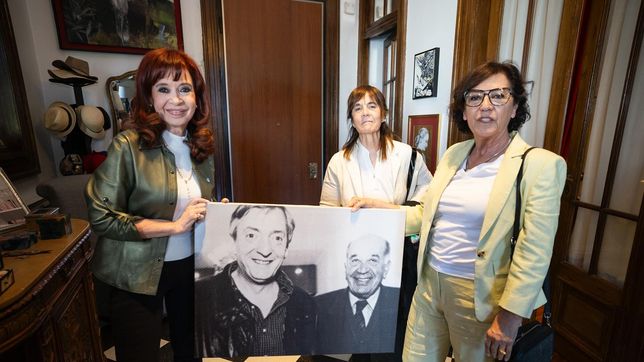 Las candidatas de Fuerza Patria en Neuquén visitaron a CFK y le llevaron un cuadro con una foto de Néstor Kirchner con Felipe Sapag, el fundador del MPN. 