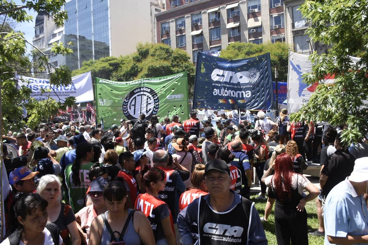 La CGT se movilizó hacia Tribunales en rechazo al decretazo de Javier Milei. (Crédito: Pilar Camacho)