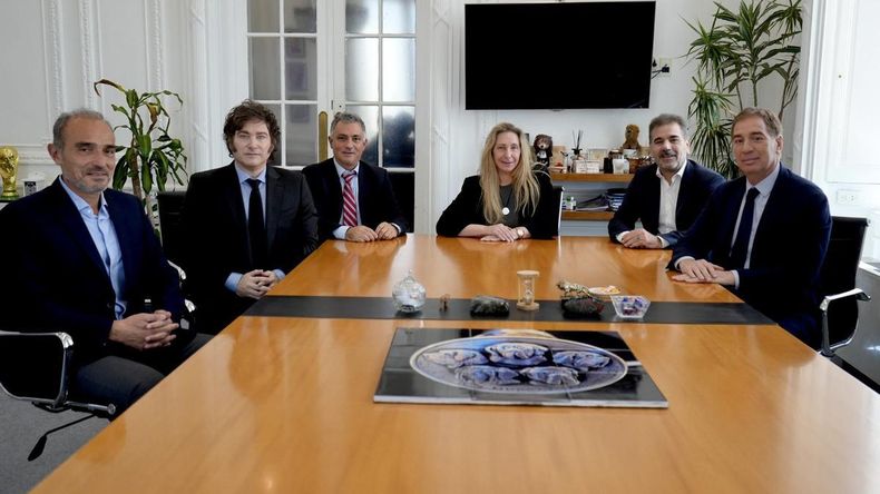 Javier Milei, junto a Cristian Ritondo y Diego Santilli en Casa Rosada. 