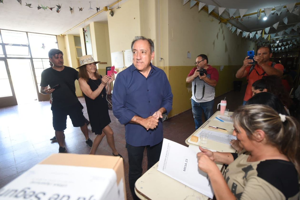 El candidato opositor, Migue Maldonado, fue el primero en acercarse a votar este domingo.&nbsp;