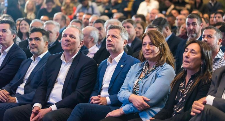 El ex gobernador Juan Schiaretti arengó a la tropa de intendentes peronistas, entre otros dirigentes. 