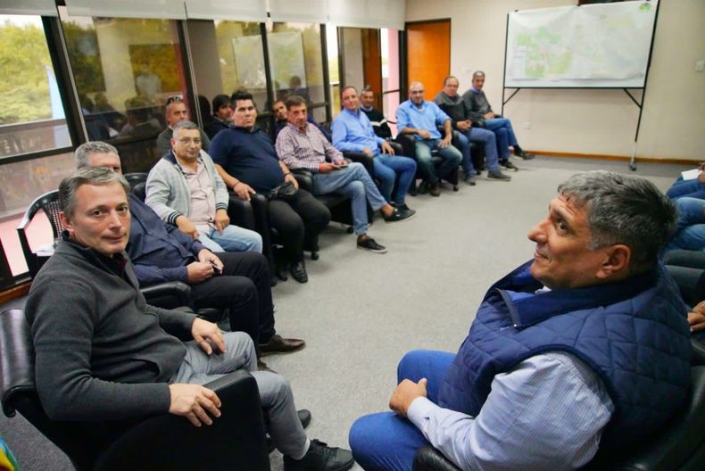 El intendente Fernando Gray con representantes de la UTA y delegados de los colectiveros