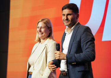 Gisela Scaglia y Maximiliano Pullaro en el escenario, tras la dura derrota del domingo. Gisela Scaglia y Maximiliano Pullaro en el escenario, tras la dura derrota del domingo.