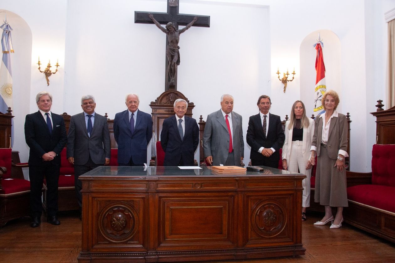 Corte Suprema completa. De izquierda a derecha, el procurador Jorge Barraguirre, Jorge Baclini, Eduardo Spuler, Roberto Falistocco, Rafael Gutiérrez, Daniel Erbetta, Margarita Zabalza y María Angélica Gastaldi. El próximo 2 de abril, Gastaldi se jubila y asume Rubén Weder.&nbsp;
