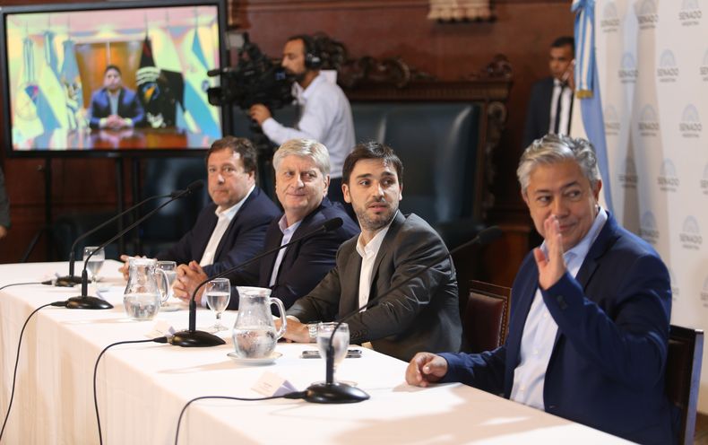 Ignacio Torres junto sus pares Rolando Figueroa, Sergio Ziliotto, Alberto Weretilneck y, vía Zoom, Claudio Vidal. La Patagonia unida en su reclamo.