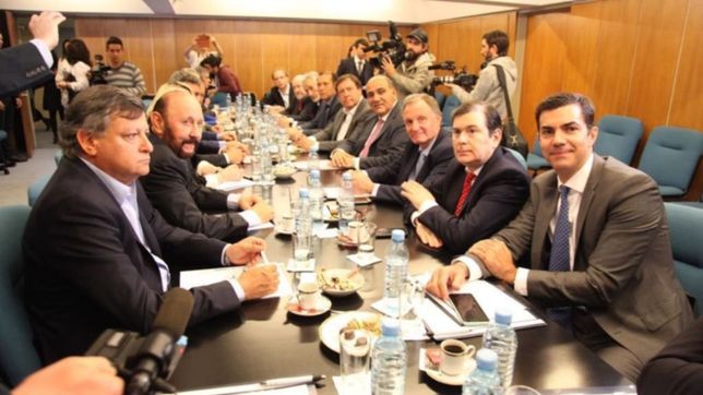 pacto fiscal: el gobierno busca mas firmas, pero quedan ocho rebeldes