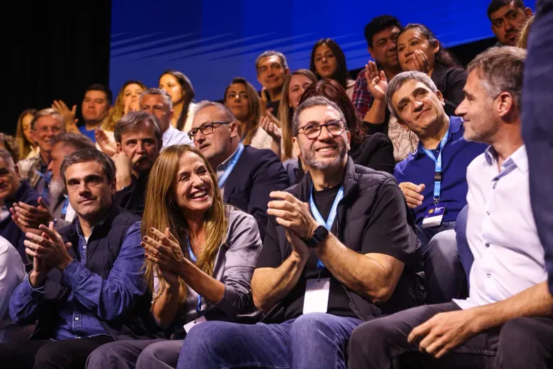 Guillermo Michel, Victoria Tolosa Paz, Juan Manuel Olmos y Federico Achával arman el experimento del 