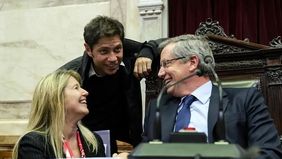 Axel Kicillof, junto a Cristina Álvarez Rodríguez y Emilio Monzó (Foto archivo)