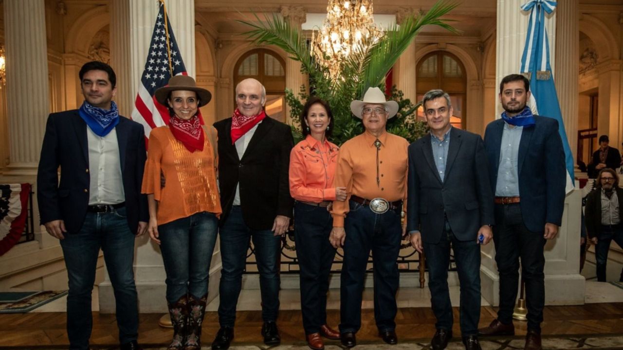 La gesta de El Álamo, Venezuela y Macri en ascenso, todo entre sombreros cowboy