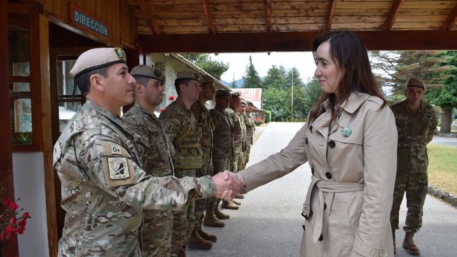 Victoria Villarruel visita la Escuela Militar de Montaña de Bariloche