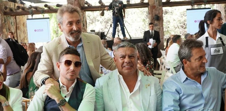 Daniel Vila, su hijo Agustín, Chiqui Tapia y Sergio Massa, en la Vendimia Solidaria, a principios de marzo de 2023.