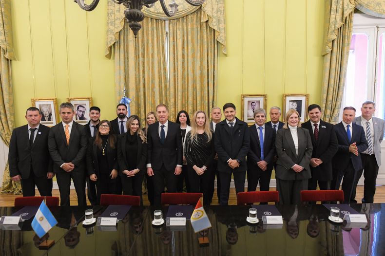 El gobernador Maximiliano Pullaro, la secretaria general Karina Milei, la diputada Romina Diez, y toda la familia ensamblada del no peronismo santafesino.