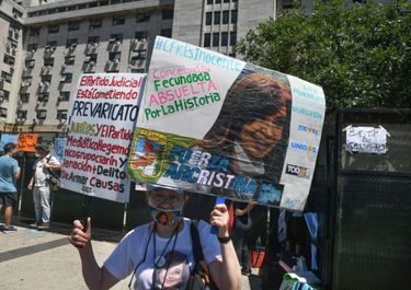 La militancia llegó a Comodoro Py y espera por la sentencia a CFK
