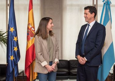 Desde España, De Pedro milita a favor del acuerdo con el FMI