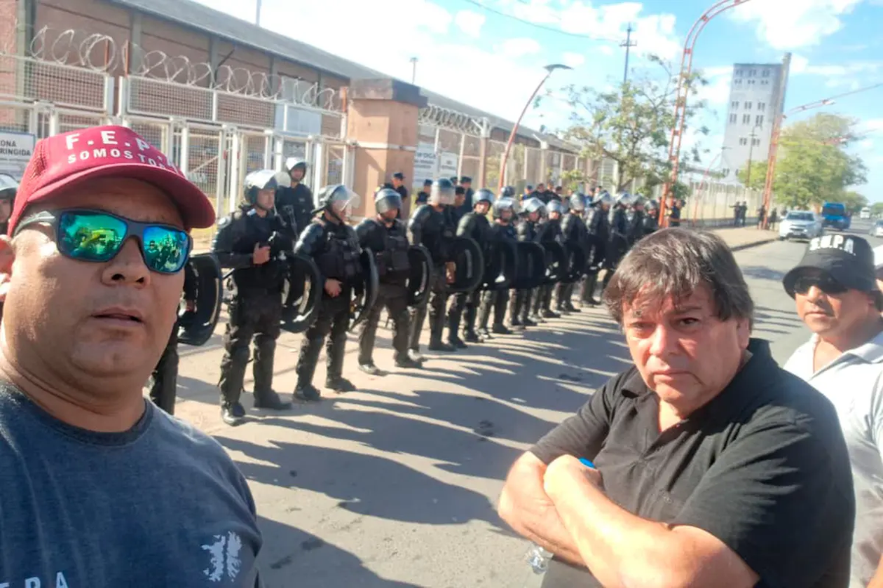 El momento previo al despeje del acceso del puerto de Concepción del Uruguay, en manos de las fuerzas de seguridad.