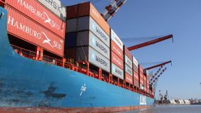 El superávit comercial se derrite y presagia más sobresaltos con el dólar