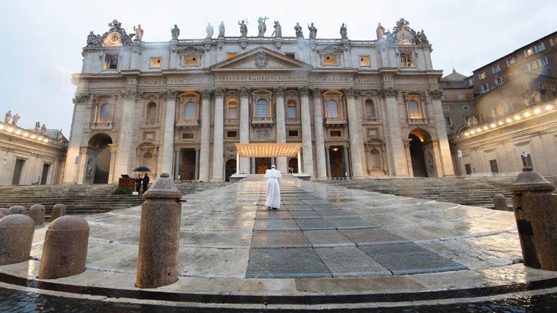 El papa Francisco camina solo hacia la basílica de San Pedro