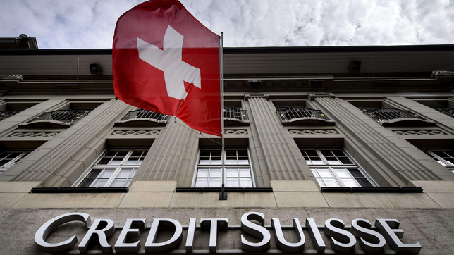 las acciones del credit suisse caen 30% y crece la crisis financiera
