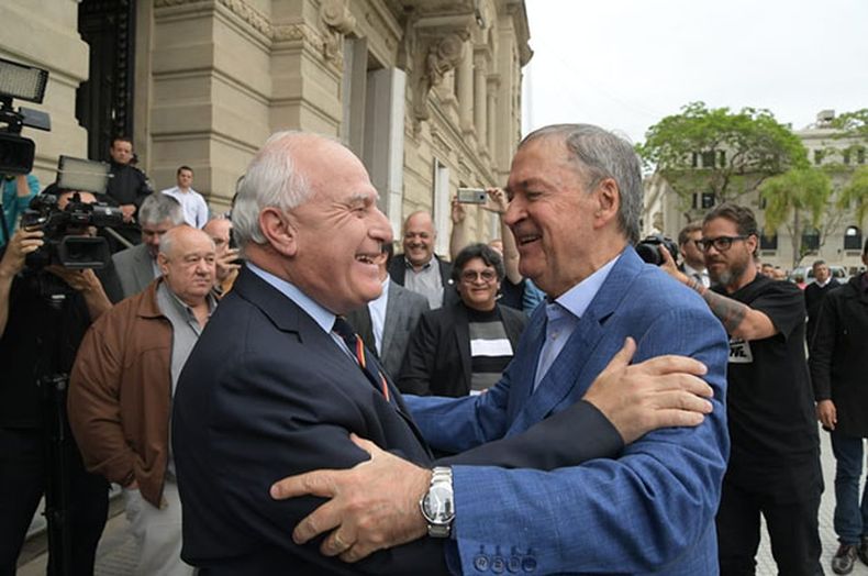 Miguel Lifschitz y Juan Schiaretti en octubre de 2018 tras firmar el compromiso de realizar en conjunto el acueducto. 