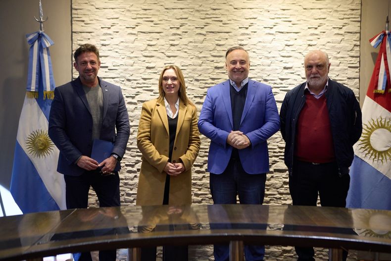 Eduardo Accastello, junto a autoridades de la Universidad Siglo XXI.