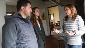Elecciones 7S: Ramiro Egüen y Mercedes Squillaci en San Enrique junto a la delegada municipal, Valeria Irigoitía.