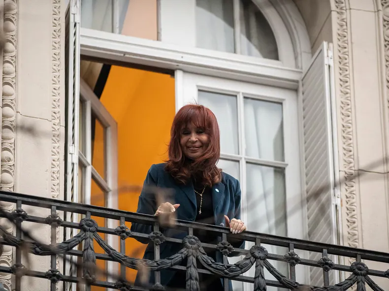 Cristina Fernández de Kirchner, en el balcón de su departamento-prisión. La conducción del peronsimo, vacante. 