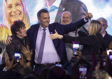 Manuel Adorni, en tiempos más felices.